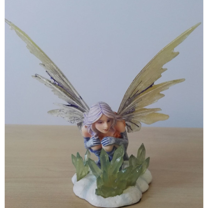 Fée des glaces accroupie - Figurine féerique boutique