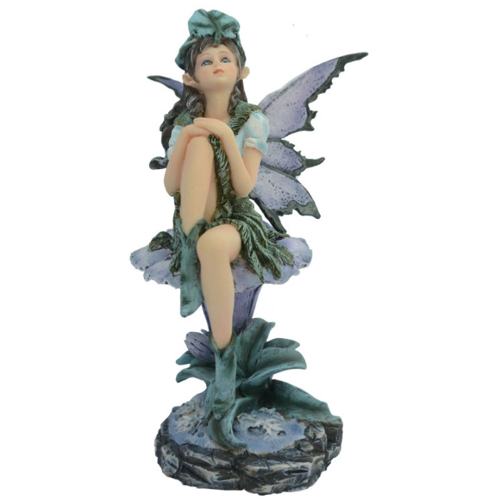 Figurine fée bleue assise sur une fleur