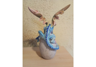 Dragon bleu sur un oeuf - Figurine