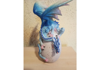 Dragon bleu sur un oeuf - Figurine