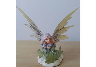Fée des glaces accroupie - Figurine féerique boutique