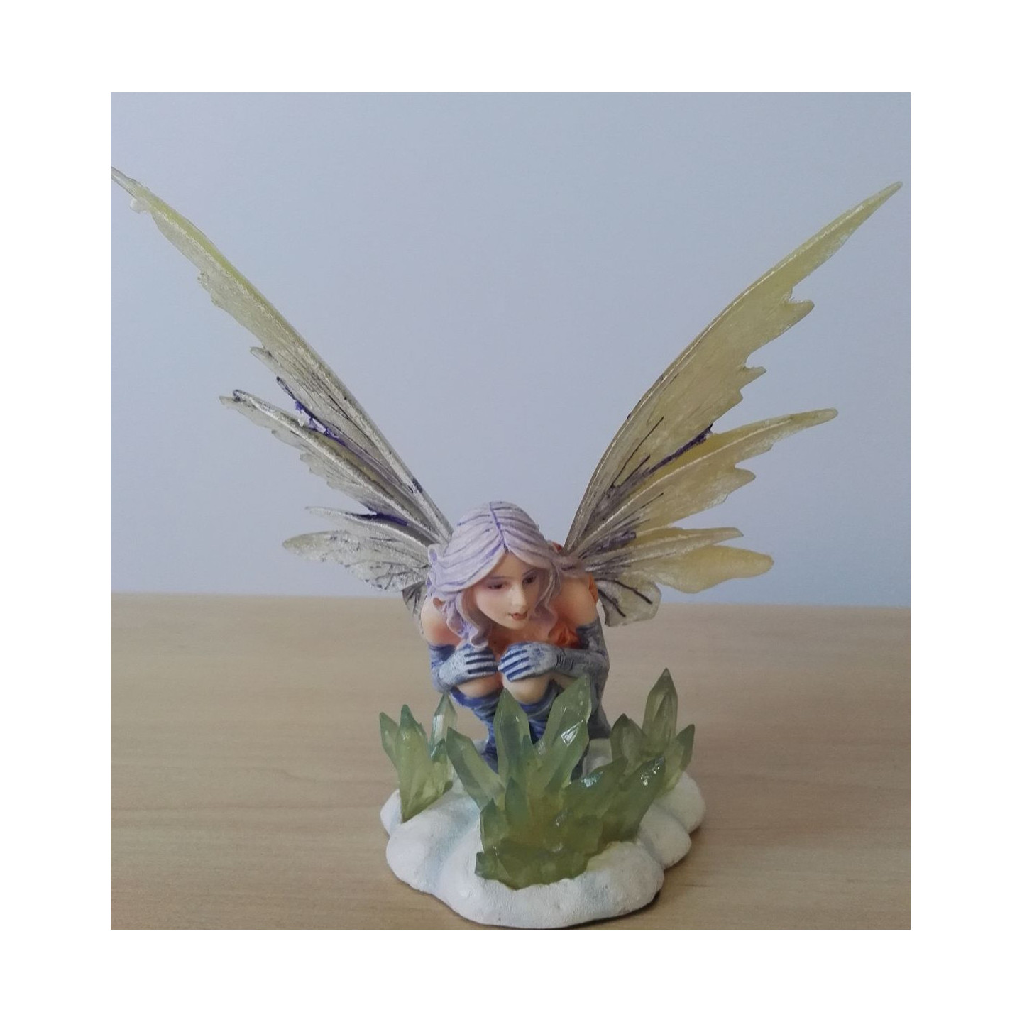 Fée des glaces accroupie - Figurine féerique boutique